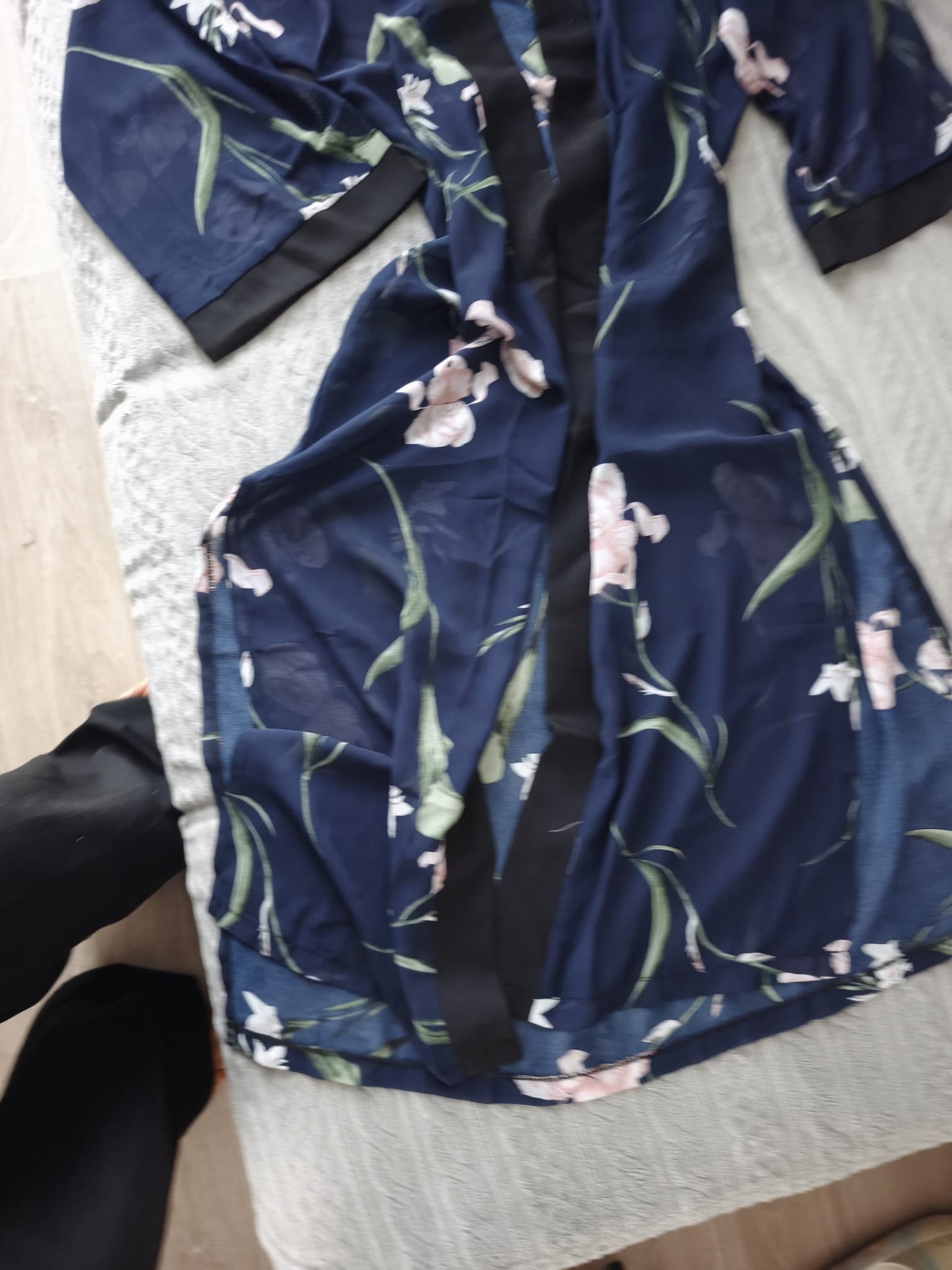 KIMONO BERBERE AVEC DES FLEURS